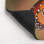 Queen-Schmetterling auf einem Ast Mousepad (Ecke)