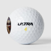 QUEEN VICTORIA BLUTET EIN PINKBUBBEL GUM GOLFBALL (Logo)