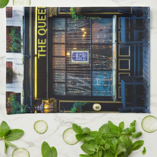 Queen Victoria Pub Geschirrtuch (Gefaltet)