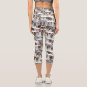 "Queen's Gambit: Scattered Pairs of Pocket Queens" Capri Leggings (Rückseite)