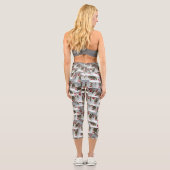 "Queen's Gambit: Scattered Pairs of Pocket Queens" Capri Leggings (Rückseite)