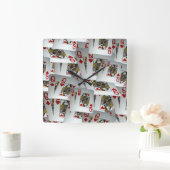 "Queen's Gambit: Scattered Pairs of Pocket Queens" Quadratische Wanduhr (Zuhause)