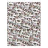 "Queen's Gambit: Scattered Pairs of Pocket Queens" Tischdecke (Vorderseite)