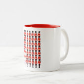 Queens Guard Soldiers Pattern Zweifarbige Tasse (VorderseiteRechts)