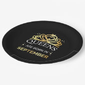 Queens ist im September Geboren I Pappteller (Schrägansicht)