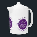 Queen's Platinum Jubilee Teapot<br><div class="desc">Queen's Platinum Jubilee: Gedenken an Königin Elisabeth, das 70. Jahr der Herrschaft über das Königreich Großbritannien und Nordirland und ihre anderen Reiche und Gebiete. Das Emblem wurde von Edward Roberts, einem 19-jährigen Grafikdesignstudenten aus Nottinghamshire entworfen. Edwards Design wurde als der Gewinner des Platinum Jubiläumswettbewerbs Ihrer Majestät The Queen ausgewählt, der...</div>