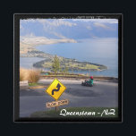Queenstown, Neuseeland - Luge 2 (Kühlschrankmagnet Magnet<br><div class="desc">KÜHLSCHRANKMAGNET - Abenteuer/Adrenalin Stadt Queenstown mit vielen Attraktionen wie Luge, Skyetauchen, Canyon Swing, Rafting, Biking, Helli Ski, ... "Slow Down" und genießen Sie die Aussicht. Nun, Geschwindigkeit macht Spaß, die Aussicht ist überall! Im Hintergrund Blick auf die Siedlung Queenstown am See mit den bemerkenswerten Bergen im Hintergrund. Original Fotografie/Kunst/Design von...</div>
