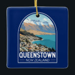 Queenstown New Zealand Travel Art Vintag Keramikornament<br><div class="desc">Queenstown Retro Vektor Reise Design. Es liegt am Ufer des Wakatipu-Sees der Südinsel,  Set gegen die dramatischen Südalpen.</div>