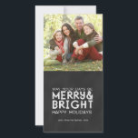 QUERE UND HELLE, CHALKBOARD FERIENKARTE FEIERTAGSKARTE<br><div class="desc">Vintage TYPOGRAFIE, KIRCHENBOARD MERRY UND HELLE FERIENAUFENTHALTSKARTE. Senden Sie Ihre Weihnachtsgrüße an Familie und Freunde mit dieser trendigen Chalkboard-Urlaubskarte mit Foto und einem Vintagen Band-Schriftart. Mögen deine Tage fröhlich und hell sein. Ein einfaches, aber stilvolles, vielseitiges Design von Elke Clarke© für Monogram Gallery. Für weitere Farben kontaktieren Sie bitte den...</div>