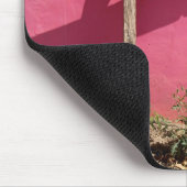 Querlehnen auf rosa Wand mousepad (Ecke)