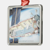 Querschnitt der angetriebenen Solarraumstation Silbernes Ornament (Links)