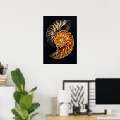 Querschnitt durch ein Nautilusgehäuse — Goldene Sp Poster (Heimbüro)
