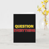 Question Everything Bold Tygraphy Graphic Karte (Gelbe Blume)