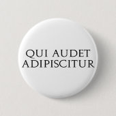 Qui Audet Adipiscitur Button (Vorderseite)