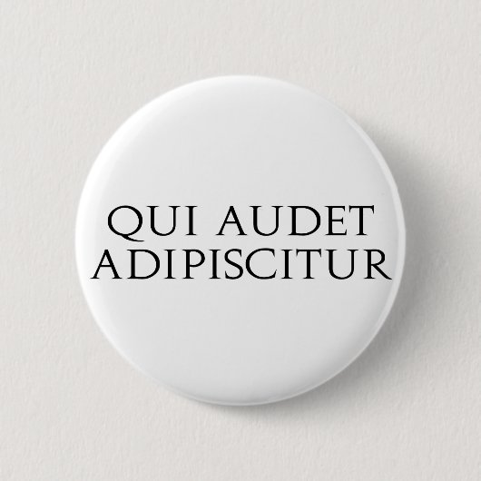 Qui Audet Adipiscitur Button (Vorderseite)
