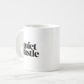 Quiet Hustle Motivational – Minimal Adjustable Kaffeetasse (Vorderseite Links)