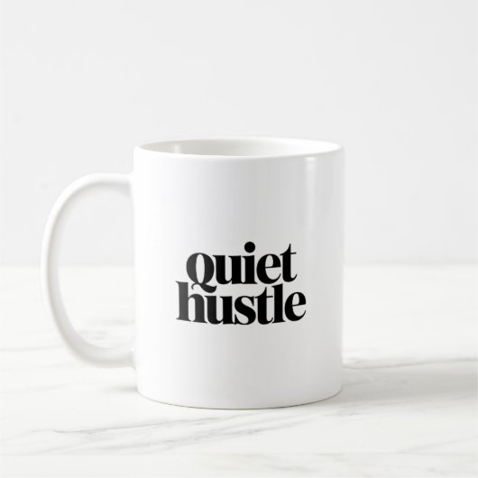 Quiet Hustle Motivational – Minimal Adjustable Kaffeetasse (Links)