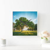 Quiet Time With a Big Tree  Quadratische Wanduhr (Zuhause)