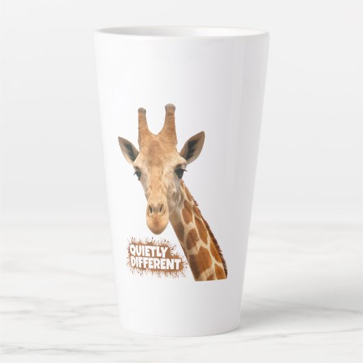 Quietly Different Giraffe - Giraffe Art Milchtasse (Vorderseite)