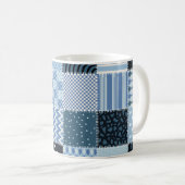 Quilt-Design, geometrisches Patchwork, blaue Töne. Kaffeetasse (VorderseiteRechts)