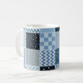 Quilt-Design, geometrisches Patchwork, blaue Töne. Kaffeetasse (Vorderseite Links)