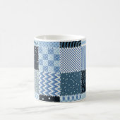 Quilt-Design, geometrisches Patchwork, blaue Töne. Kaffeetasse (Mittel)