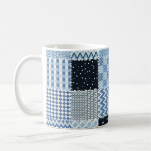 Quilt-Design, geometrisches Patchwork, blaue Töne. Kaffeetasse