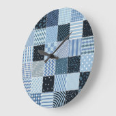 Quilt-Design, geometrisches Patchwork, Blautöne. Große Wanduhr (Winkel)