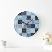 Quilt-Design, geometrisches Patchwork, Blautöne. Große Wanduhr (Zuhause)