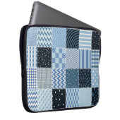 Quilt-Design, geometrisches Patchwork, Blautöne. Laptopschutzhülle (Vorne Rechts)
