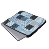 Quilt-Design, geometrisches Patchwork, Blautöne. Laptopschutzhülle (Vorne Knopf)