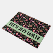 Quilt-Patchwork-Schwarz-Geschäftsname-Türmatte Fußmatte (Schrägansicht)