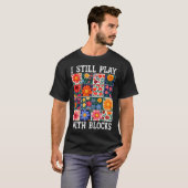 Quilting I Still Play With Blocks Sewing Quilter Q T-Shirt (Vorne ganz)