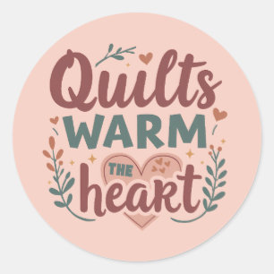 "Quilts Warm The Heart" Gemütliche Quilt-Näherei C Runder Aufkleber