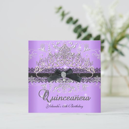 Quinceanera 15. Lila Glitzer Tiara Black Bow Einladung (Stehend Vorderseite)
