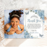 Quinceañera Baby Blue Floral Foto Danke Karte<br><div class="desc">Personalisieren Sie diese schöne quinceañera / süße 16 Foto / Bild danke Ihnen Karte mit Ihrer eigenen Formulierung einfach und schnell. Klicken Sie einfach auf die Schaltfläche "Bearbeiten mithilfe von Entwurfswerkzeugen", um Text, Wortlaut, Stil des Schriftartes, Größe des Schriftartes und Farbe des Schriftartes zu ändern. Sie können auch Text hinzufügen...</div>