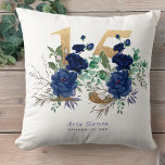 Quinceanera Blue Rose Floral Gold Nummer 15 Kissen<br><div class="desc">Personalisiertes 15. Geburtstagskissen - wunderschönes Sake-Geschenk zum Feiern der Quinceañera einer ganz besonderen jungen Frau. Das Design hat eine Goldnummer 15 mit wunderschönen blauen Rose, Grün und Blattwerk. Die Vorlage ist für Sie bereit, um Ihre persönlichen Daten mit dem Namen der Quittung und dem Datum ihres Geburtstages oder ihrer Veranstaltung...</div>