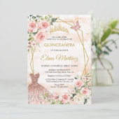 Quinceanera Blush Pink Blume Schmetterling Einladung (Stehend Vorderseite)