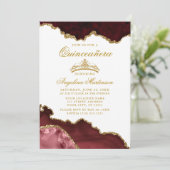 Quinceanera Burgundy Gold Marmorkrone Einladung (Stehend Vorderseite)