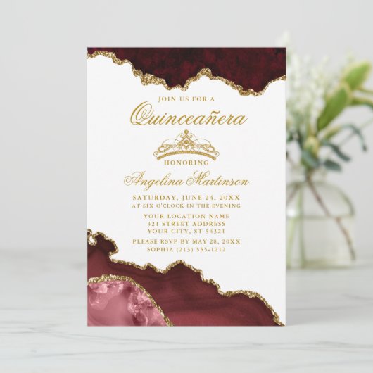 Quinceanera Burgundy Gold Marmorkrone Einladung (Stehend Vorderseite)