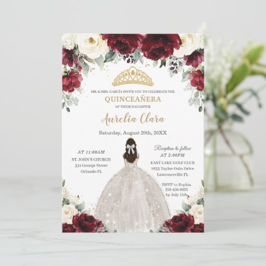 Quinceañera Burgundy Ivory White Floral Princess Einladung (Stehend Vorderseite)