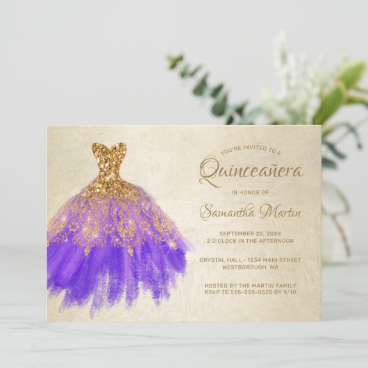 Quinceanera Chic Gold Lila Dress on Gold Party I Einladung (Stehend Vorderseite)