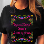 Quinceanera Dama Mexican Fiesta Floral Black T-Shirt<br><div class="desc">Personalisierter Black Quinceanera T - Shirt für Ihre Dama(s). Die Formulierung auf der Vorderseite ist vollständig editierbar und Sie können auch den Namen der Dama auf der Rückseite hinzufügen, wenn Sie möchten. Die hellrosa Typografie ist gerahmt mit einem farbenfrohen Blumendesign mexikanischer Fiesta-Blume. Ideal für die süßen 15 Feiern und für...</div>