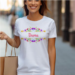 Quinceanera Dama Mexican Fiesta Floral Geburtstag T-Shirt<br><div class="desc">Personalisierter Dama T - Shirt für deine Quinceanera. Der Wortlaut auf der Vorderseite und auf der Rückseite ist vollständig editierbar, sodass Sie den Namen der Dama auf der Vorderseite haben können, wenn Sie wollen. Die hübsche rosa Typografie ist gerahmt mit farbenfrohen Blumenrahmen mexikanischer Fiesta-Blume. Ideal für die süßen 15 Feiern...</div>
