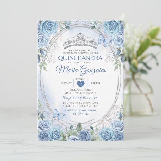 Quinceañera Dusty Blue & Silver Crown Butterfly Einladung (Stehend Vorderseite)
