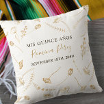 Quinceanera Gold Wildblume Custom Mis Quince Anos Kissen<br><div class="desc">Elegantes Kissen aus Quinceanera mit vergoldetem Rahmen - oder lassen Sie sich die Wildblume für jeden Anlass anpassen. Dieses einfache und zarte botanische Blumendesign besticht durch verstreute goldene Blume,  die in vergoldeter Linienkunst skizziert sind. Bitte stöbern Sie in meiner Sketch-Sammlung von Wildblumen nach passenden Artikeln.</div>