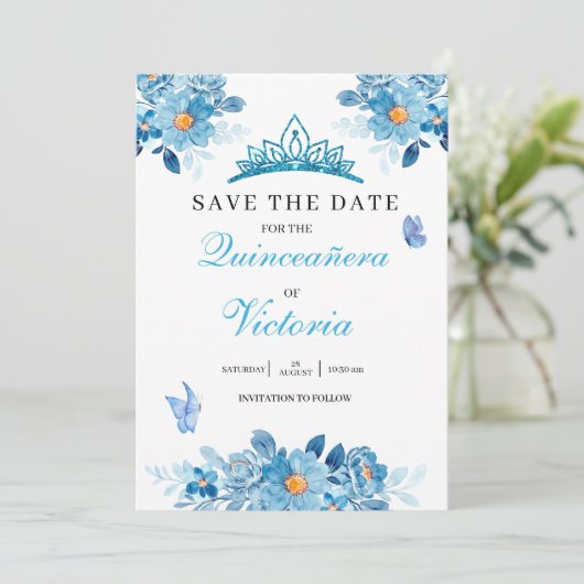 Quinceañera Krone Baby Blue Floral Butterfliegen Save The Date (Stehend Vorderseite)