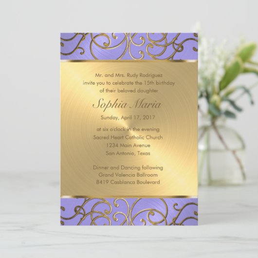 Quinceanera Lavender Lila und Gold Filigree Einladung (Stehend Vorderseite)