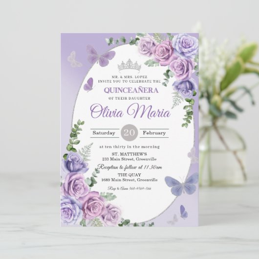 Quinceañera Lila Lilac Floral Tiara Butterfliegen Einladung (Stehend Vorderseite)