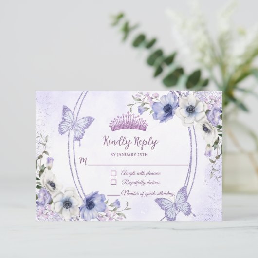 Quinceañera Lila Lilac Floral Tiara Butterfliegen RSVP Karte (Stehend Vorderseite)